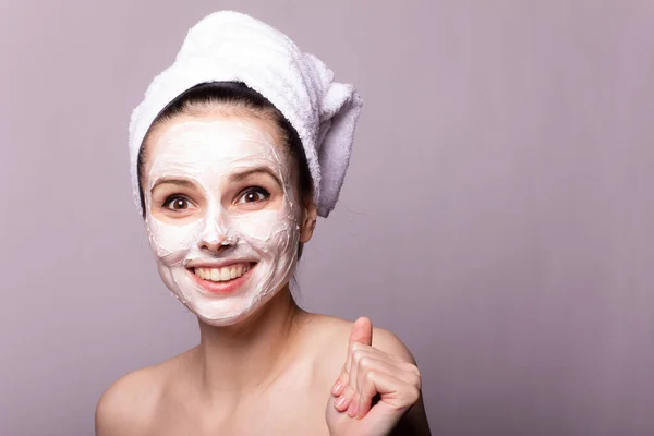 Ragazza Asciugamano Bianco Sulla Testa Con Una Maschera Sul Viso — Foto Stock