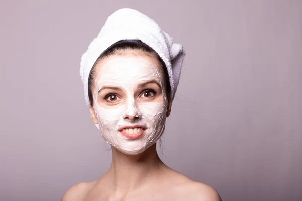 Meisje Een Witte Handdoek Haar Hoofd Met Een Masker Haar — Stockfoto