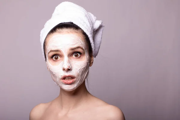 Meisje Een Witte Handdoek Haar Hoofd Met Een Masker Haar — Stockfoto