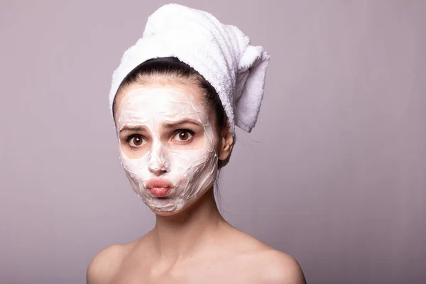 Meisje Een Witte Handdoek Haar Hoofd Met Een Masker Haar — Stockfoto