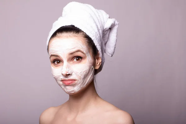 Meisje Een Witte Handdoek Haar Hoofd Met Een Masker Haar — Stockfoto