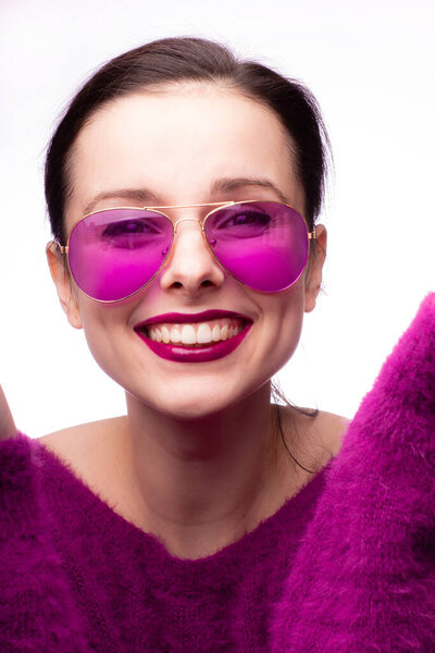 девушка в фиолетовом свитере, фиолетовые очки с фиолетовой помадой на губах
