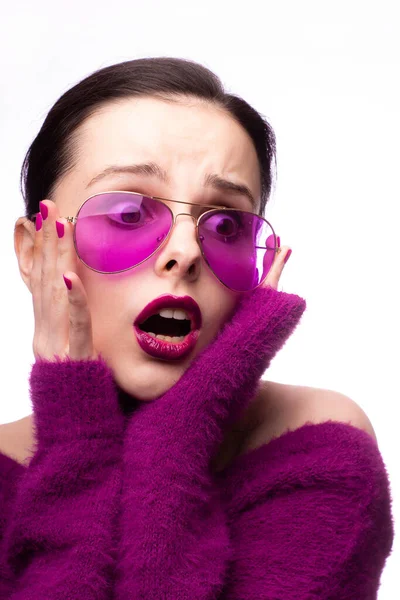Девушка Фиолетовом Свитере Фиолетовые Очки Фиолетовой Помадой Губах — стоковое фото
