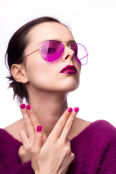 Dziewczyna Fioletowym Swetrze Fioletowe Okulary Fioletową Szminką Ustach — Zdjęcie stockowe