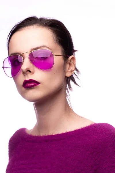 Дівчина Фіолетовому Светрі Фіолетові Окуляри Фіолетовою Помадою Губах — стокове фото