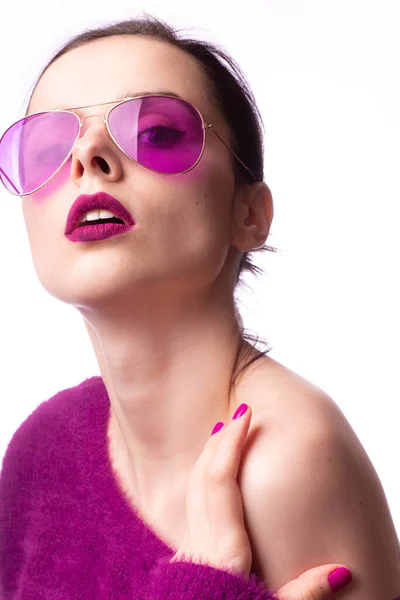 Девушка Фиолетовом Свитере Фиолетовые Очки Фиолетовой Помадой Губах — стоковое фото