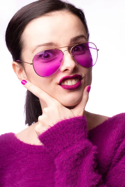 紫のセーターの女の子唇に紫色の口紅の眼鏡 — ストック写真