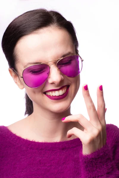 Mädchen Lila Pullover Lila Brille Mit Lila Lippenstift Auf Den — Stockfoto