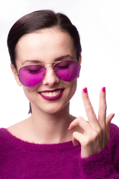 Mädchen Lila Pullover Lila Brille Mit Lila Lippenstift Auf Den — Stockfoto