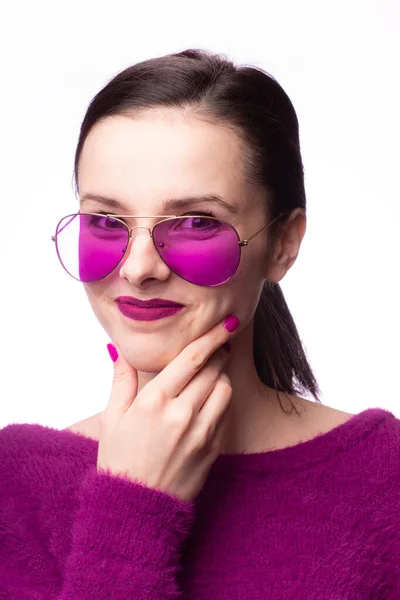 Chica Suéter Morado Gafas Moradas Con Lápiz Labial Morado Los — Foto de Stock