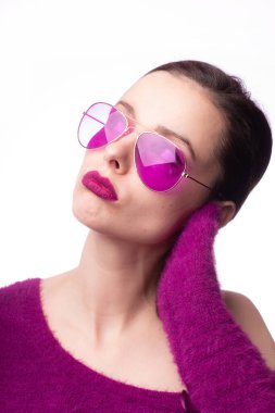 Mor kazaklı kız, mor gözlüklü dudaklarında mor ruj izi olan.