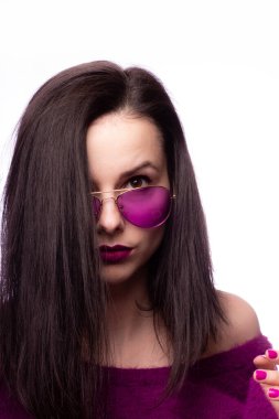 Mor kazaklı kız, mor gözlüklü dudaklarında mor ruj izi olan.