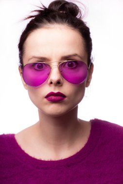 Mor kazaklı kız, mor gözlüklü dudaklarında mor ruj izi olan.