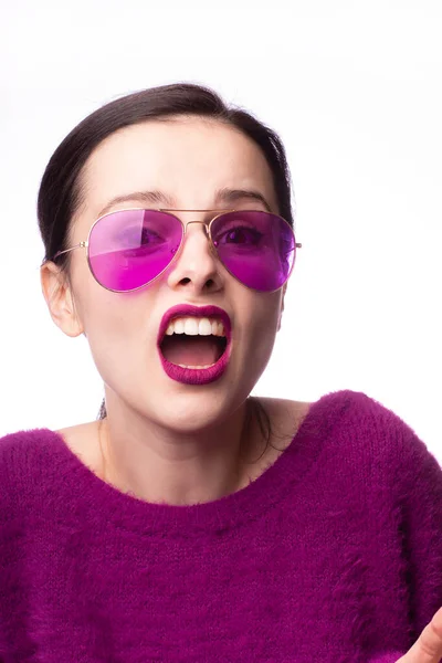 Chica Suéter Morado Gafas Moradas Con Lápiz Labial Morado Los — Foto de Stock