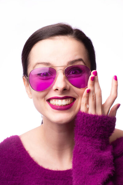 девушка в фиолетовом свитере, фиолетовые очки с фиолетовой помадой на губах
