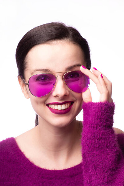 девушка в фиолетовом свитере, фиолетовые очки с фиолетовой помадой на губах
