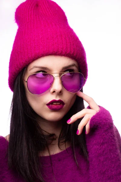 Girl Purple Sweater Purple Glasses Purple Lipstick Lips Pink Hat — Stock Photo, Image