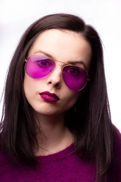 Mädchen Lila Pullover Lila Brille Mit Lila Lippenstift Auf Den — Stockfoto