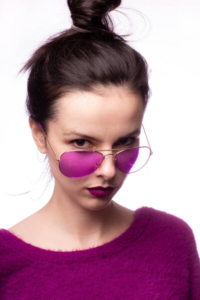 девушка в фиолетовом свитере, фиолетовые очки с фиолетовой помадой на губах
