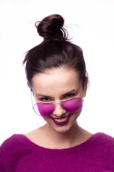 Dívka Purpurovém Svetru Fialové Brýle Fialovou Rtěnkou Rtech — Stock fotografie