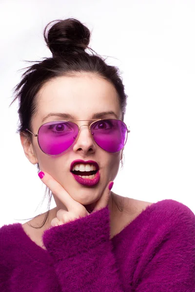 Fille Dans Pull Violet Lunettes Violettes Avec Rouge Lèvres Violet — Photo