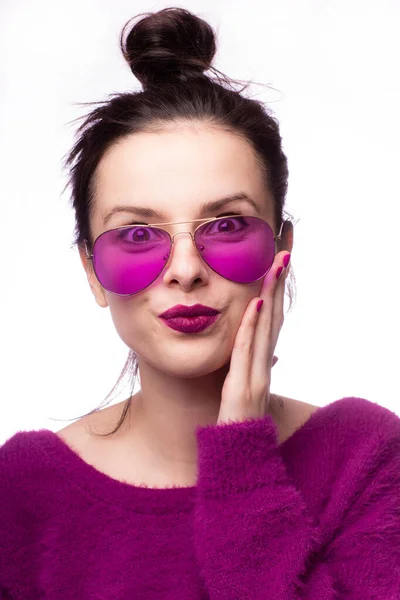 Mädchen Lila Pullover Lila Brille Mit Lila Lippenstift Auf Den — Stockfoto