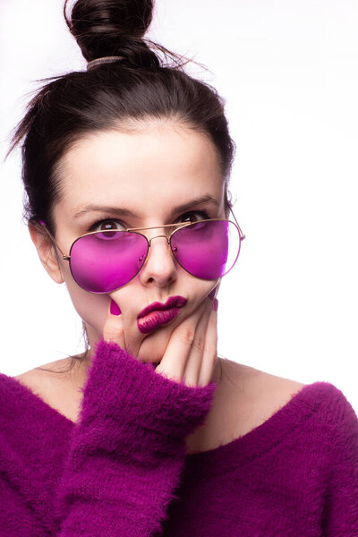 девушка в фиолетовом свитере, фиолетовые очки с фиолетовой помадой на губах

