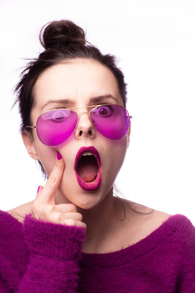 девушка в фиолетовом свитере, фиолетовые очки с фиолетовой помадой на губах
