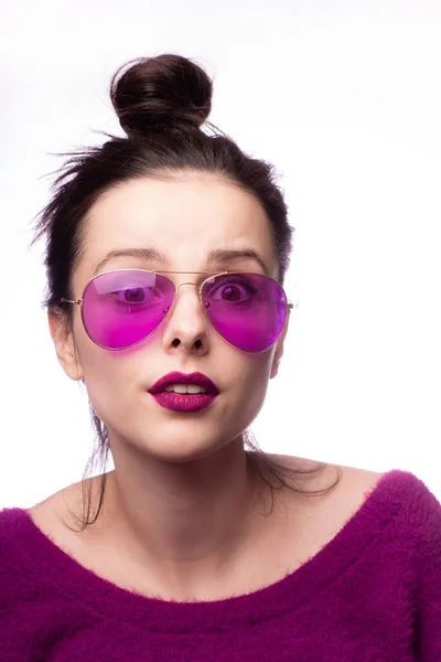 Fille Dans Pull Violet Lunettes Violettes Avec Rouge Lèvres Violet — Photo