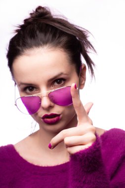 Mor kazaklı kız, mor gözlüklü dudaklarında mor ruj izi olan.