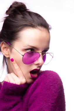 Mor kazaklı kız, mor gözlüklü dudaklarında mor ruj izi olan.