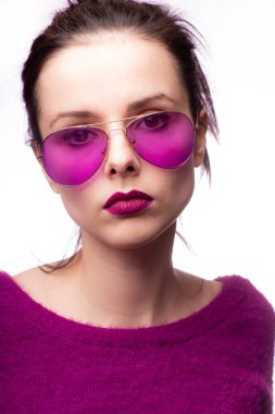 Mor kazaklı kız, mor gözlüklü dudaklarında mor ruj izi olan.