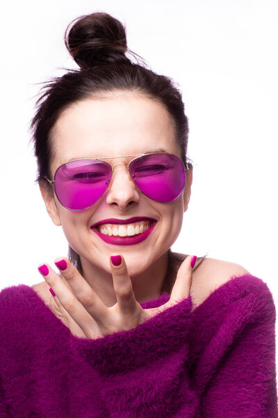 девушка в фиолетовом свитере, фиолетовые очки с фиолетовой помадой на губах
