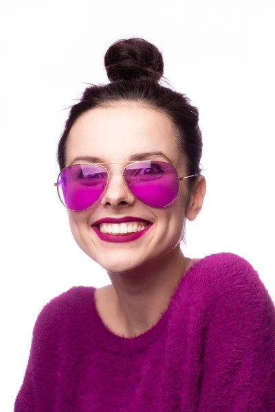 Mädchen Lila Pullover Lila Brille Mit Lila Lippenstift Auf Den — Stockfoto