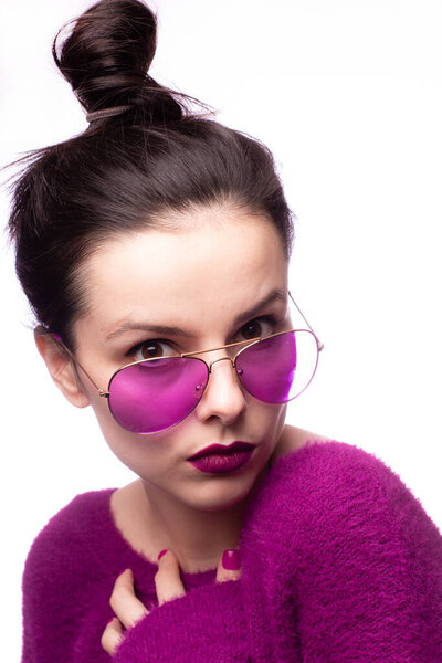 девушка в фиолетовом свитере, фиолетовые очки с фиолетовой помадой на губах
