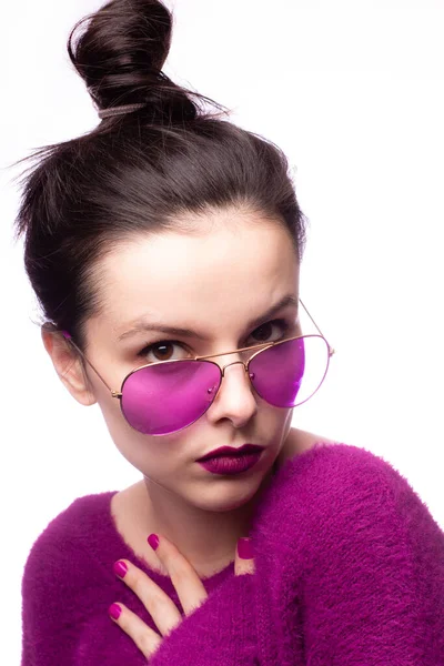 Mädchen Lila Pullover Lila Brille Mit Lila Lippenstift Auf Den — Stockfoto