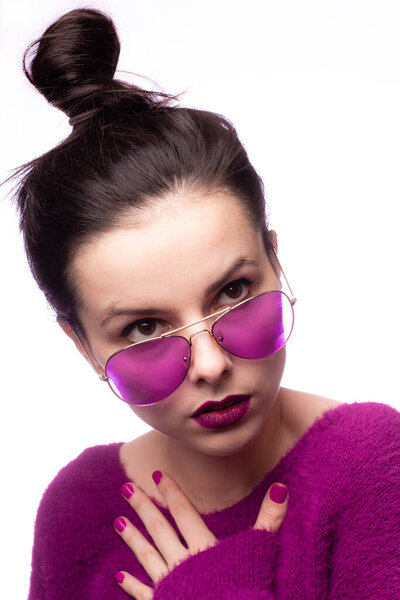 девушка в фиолетовом свитере, фиолетовые очки с фиолетовой помадой на губах
