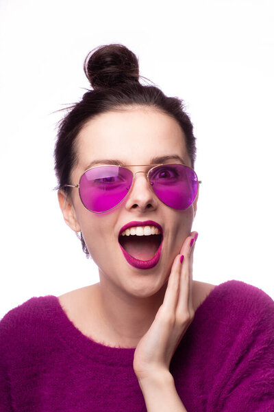 девушка в фиолетовом свитере, фиолетовые очки с фиолетовой помадой на губах
