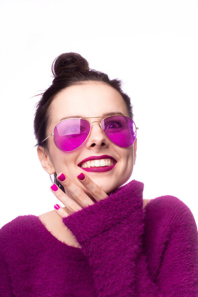 девушка в фиолетовом свитере, фиолетовые очки с фиолетовой помадой на губах
