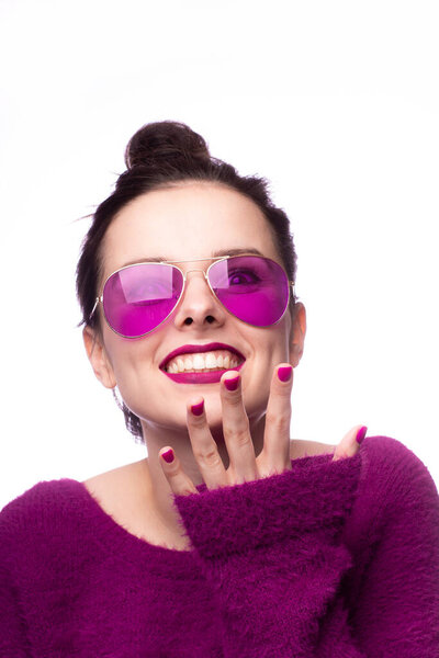 девушка в фиолетовом свитере, фиолетовые очки с фиолетовой помадой на губах
