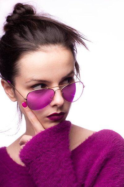 девушка в фиолетовом свитере, фиолетовые очки с фиолетовой помадой на губах
