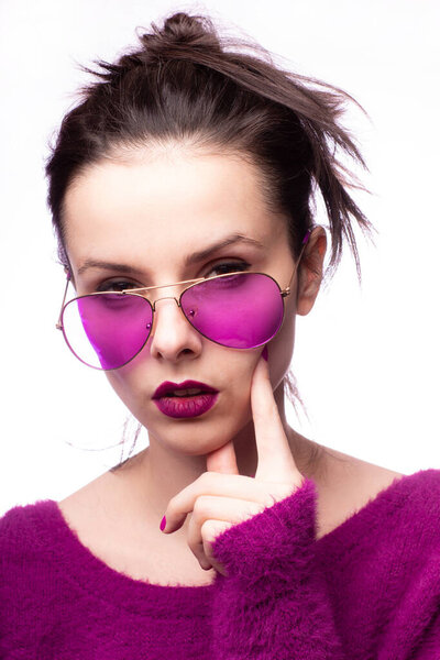 девушка в фиолетовом свитере, фиолетовые очки с фиолетовой помадой на губах
