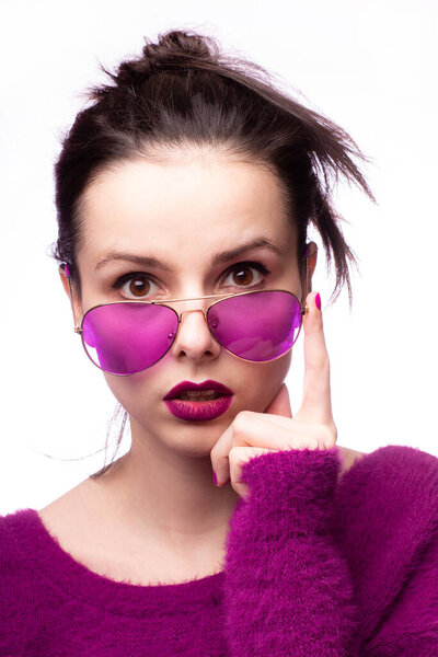 девушка в фиолетовом свитере, фиолетовые очки с фиолетовой помадой на губах
