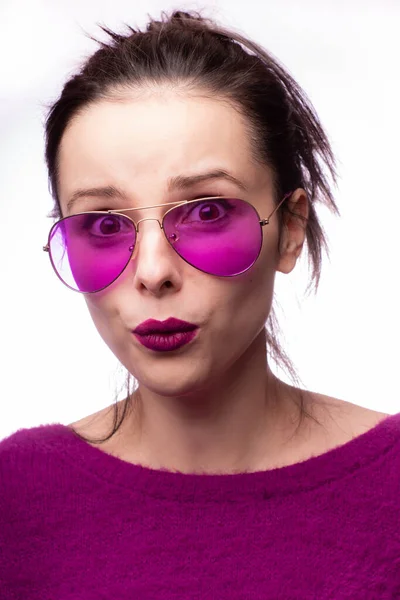 Mädchen Lila Pullover Lila Brille Mit Lila Lippenstift Auf Den — Stockfoto