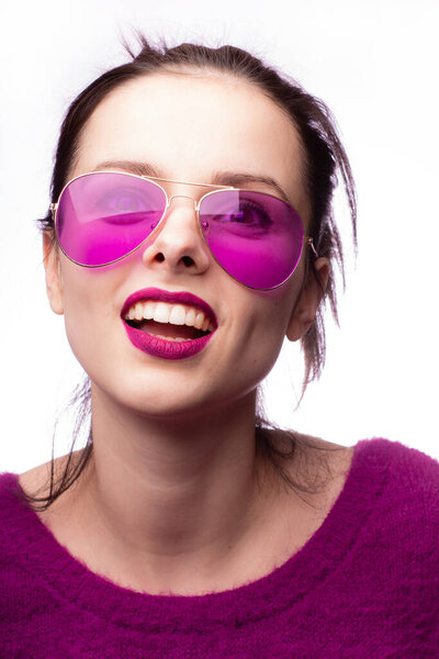 девушка в фиолетовом свитере, фиолетовые очки с фиолетовой помадой на губах
