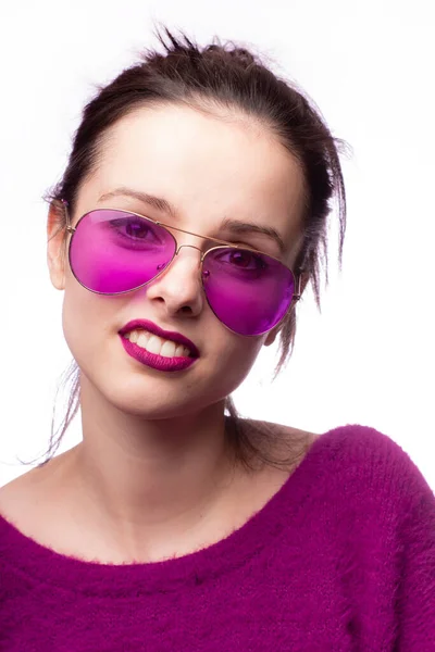 Mädchen Lila Pullover Lila Brille Mit Lila Lippenstift Auf Den — Stockfoto