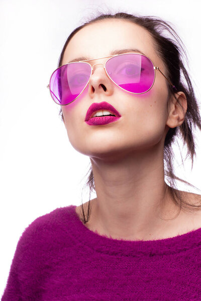 девушка в фиолетовом свитере, фиолетовые очки с фиолетовой помадой на губах
