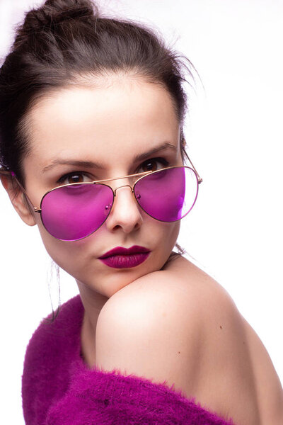 девушка в фиолетовом свитере, фиолетовые очки с фиолетовой помадой на губах
