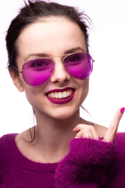 Meisje Een Paarse Trui Paarse Bril Met Paarse Lippenstift Haar — Stockfoto