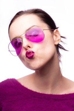 Mor kazaklı kız, mor gözlüklü dudaklarında mor ruj izi olan.